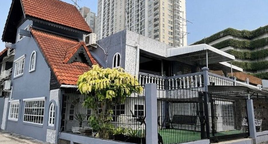 For rent 5 bedrooms house in Khlong Toei, Bangkok