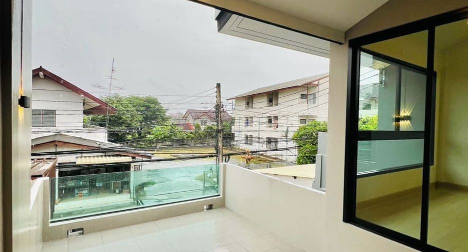 Casa adosada en venta de 3 habitaciones en Lak Si, Bangkok