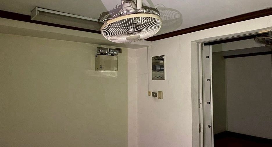For rent and for sale office in Watthana, Bangkok