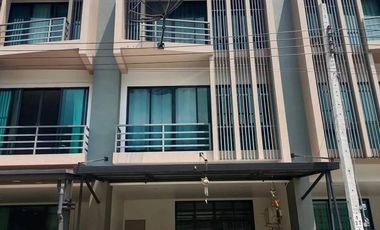 For sale 4 bedrooms townhouse in Lat Krabang, Bangkok