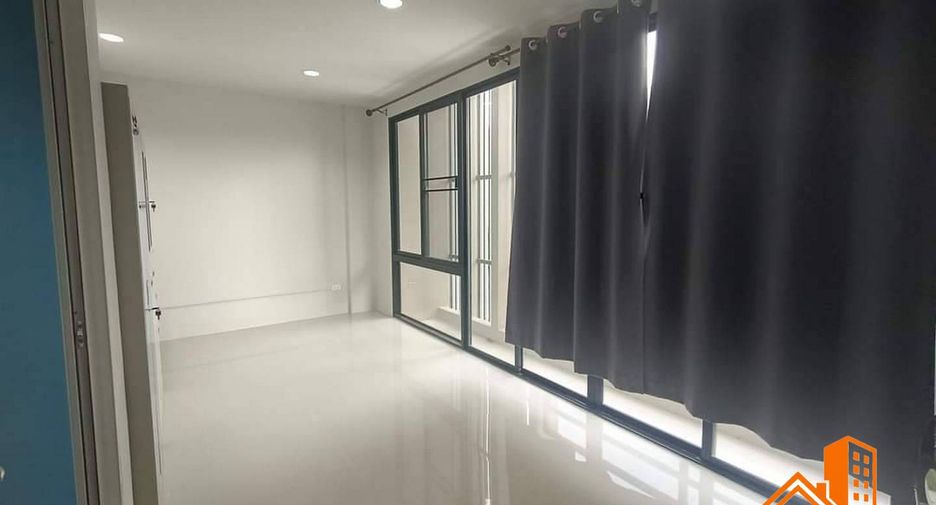 For sale 4 bedrooms townhouse in Lat Krabang, Bangkok