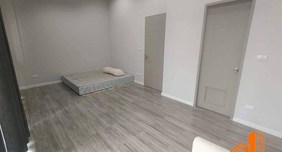 For sale 4 bedrooms townhouse in Lat Krabang, Bangkok