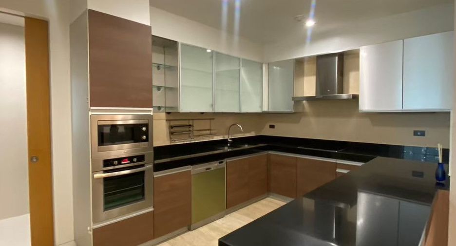 For rent 3 bedrooms condo in Khlong Toei, Bangkok