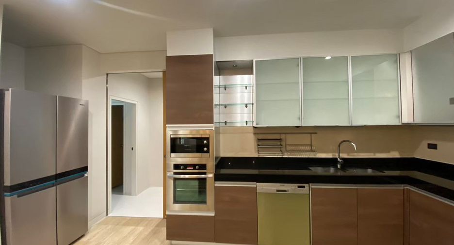 For rent 3 bedrooms condo in Khlong Toei, Bangkok