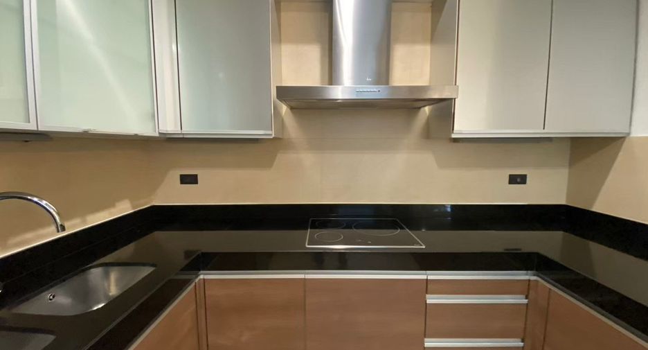 For rent 3 bedrooms condo in Khlong Toei, Bangkok