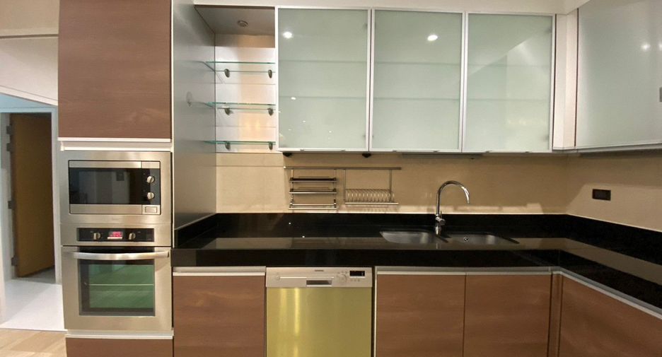 For rent 3 bedrooms condo in Khlong Toei, Bangkok