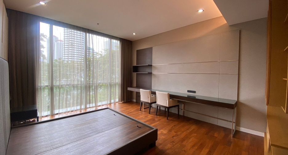 For rent 3 bedrooms condo in Khlong Toei, Bangkok
