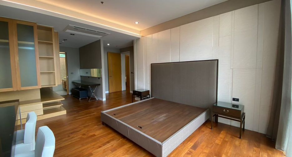 For rent 3 bedrooms condo in Khlong Toei, Bangkok
