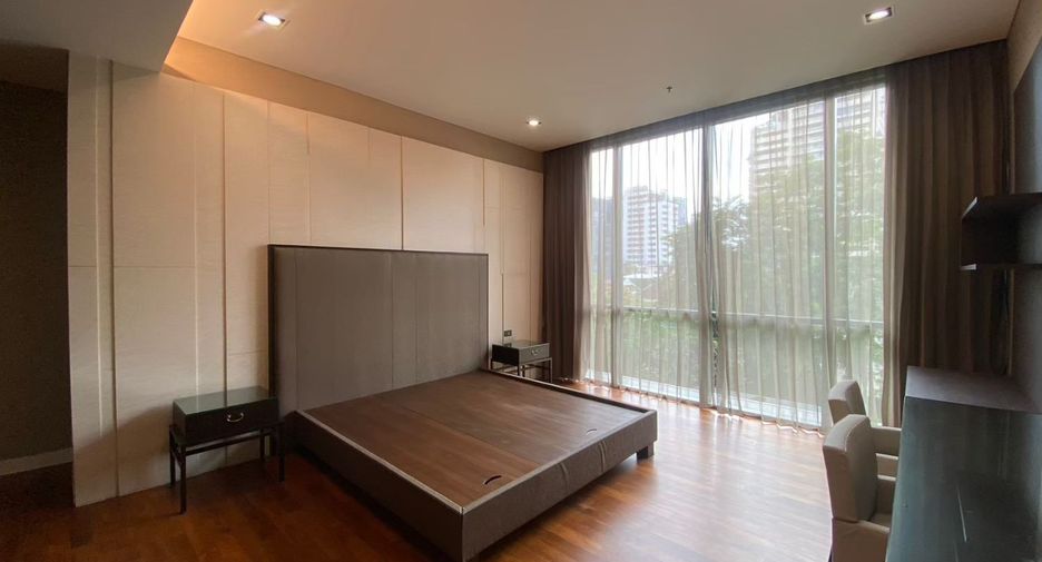 For rent 3 bedrooms condo in Khlong Toei, Bangkok