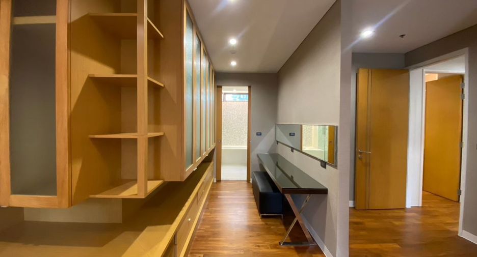 For rent 3 bedrooms condo in Khlong Toei, Bangkok