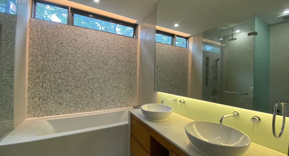 For rent 3 bedrooms condo in Khlong Toei, Bangkok