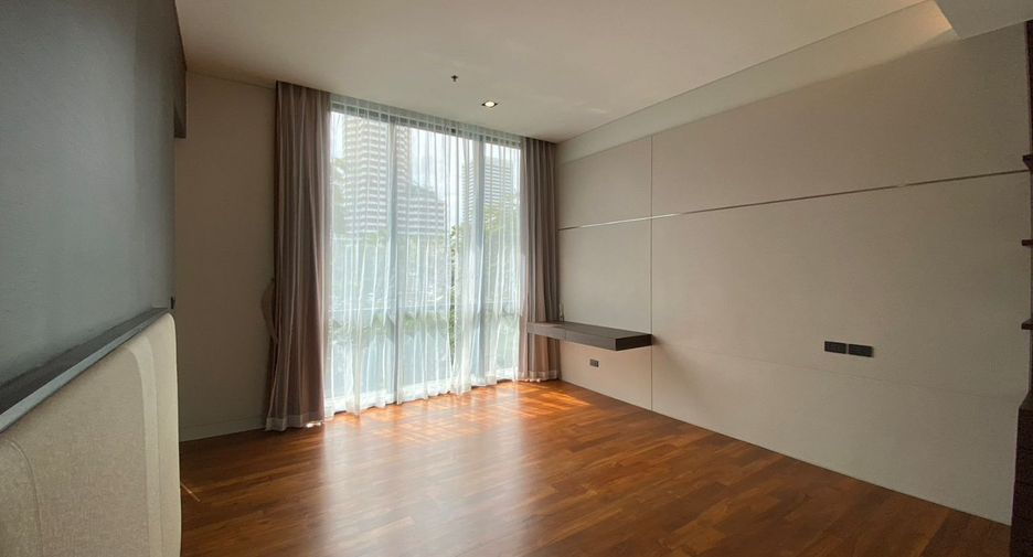 For rent 3 bedrooms condo in Khlong Toei, Bangkok