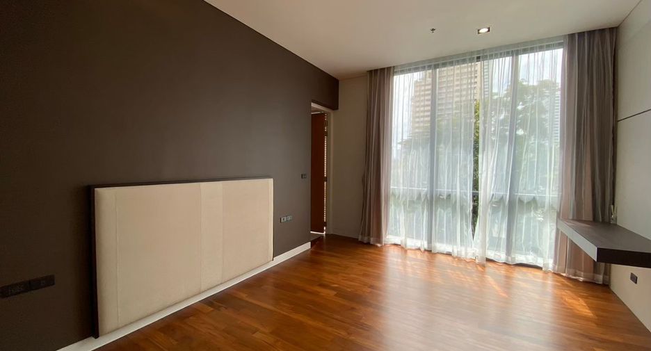 For rent 3 bedrooms condo in Khlong Toei, Bangkok