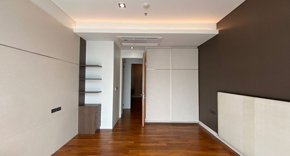 For rent 3 bedrooms condo in Khlong Toei, Bangkok