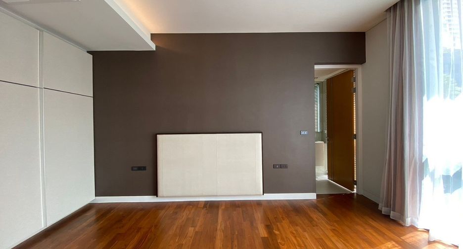 For rent 3 bedrooms condo in Khlong Toei, Bangkok