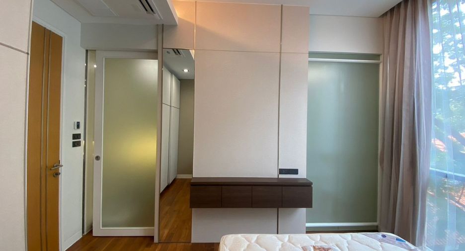 For rent 3 bedrooms condo in Khlong Toei, Bangkok