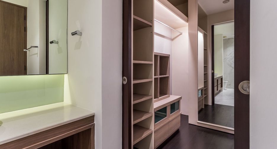 Condo en alquiler y en venta de 3 habitaciones en Khlong Toei, Bangkok