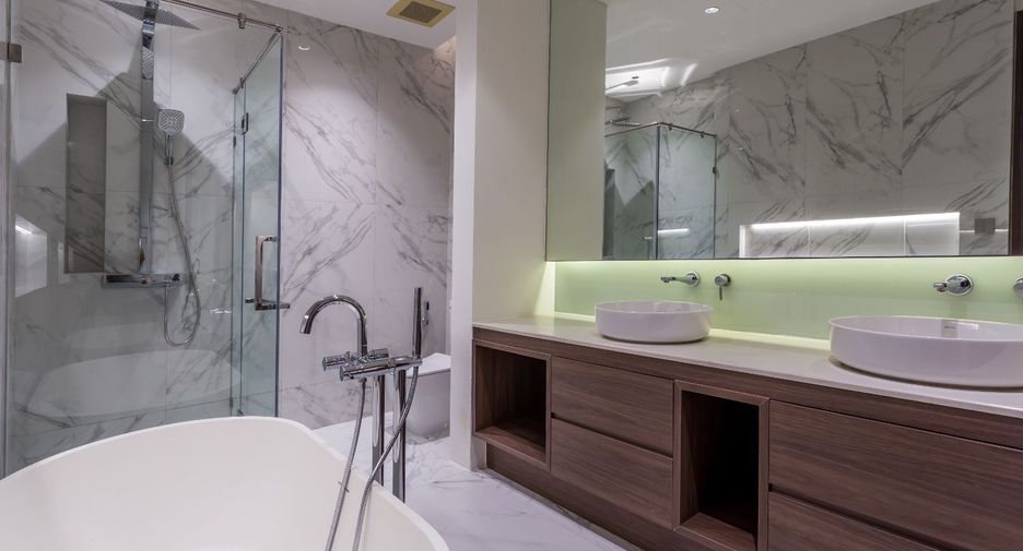 Condo en alquiler y en venta de 3 habitaciones en Khlong Toei, Bangkok