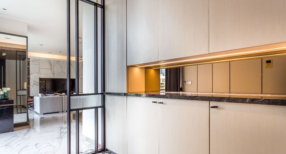 Condo en alquiler y en venta de 3 habitaciones en Khlong Toei, Bangkok