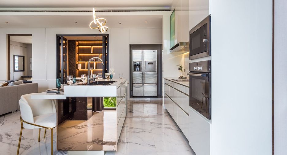 Condo en alquiler y en venta de 3 habitaciones en Khlong Toei, Bangkok
