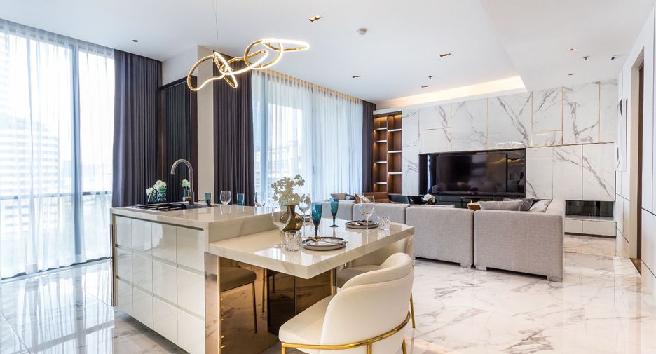 Condo en alquiler y en venta de 3 habitaciones en Khlong Toei, Bangkok