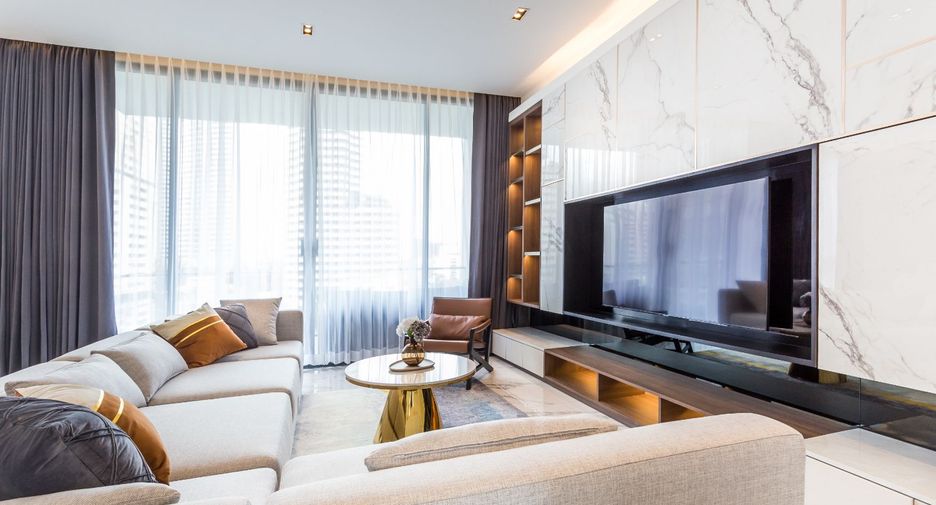 Condo en alquiler y en venta de 3 habitaciones en Khlong Toei, Bangkok