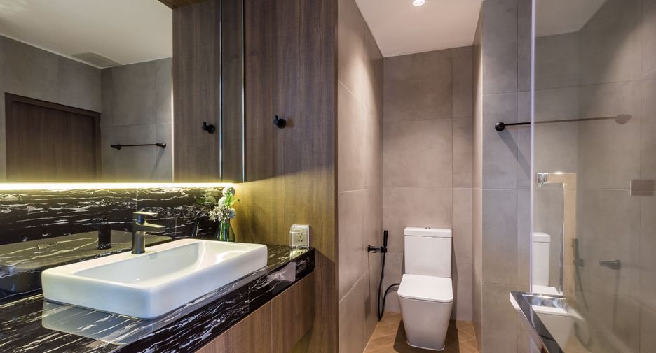 Condo en alquiler y en venta de 3 habitaciones en Khlong Toei, Bangkok