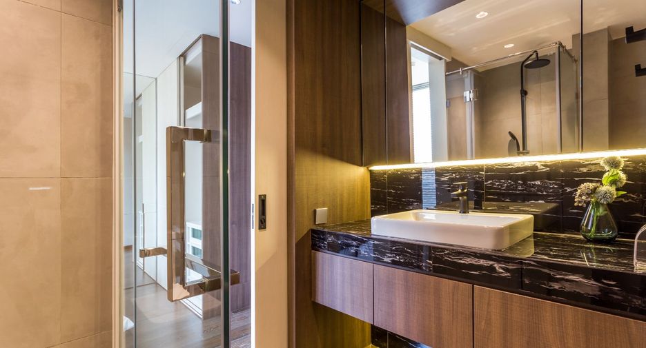 Condo en alquiler y en venta de 3 habitaciones en Khlong Toei, Bangkok