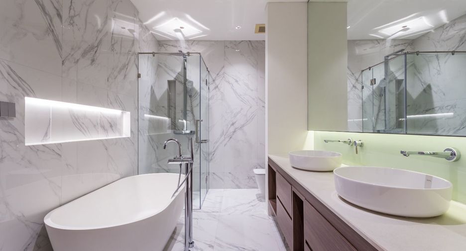 Condo en alquiler y en venta de 3 habitaciones en Khlong Toei, Bangkok