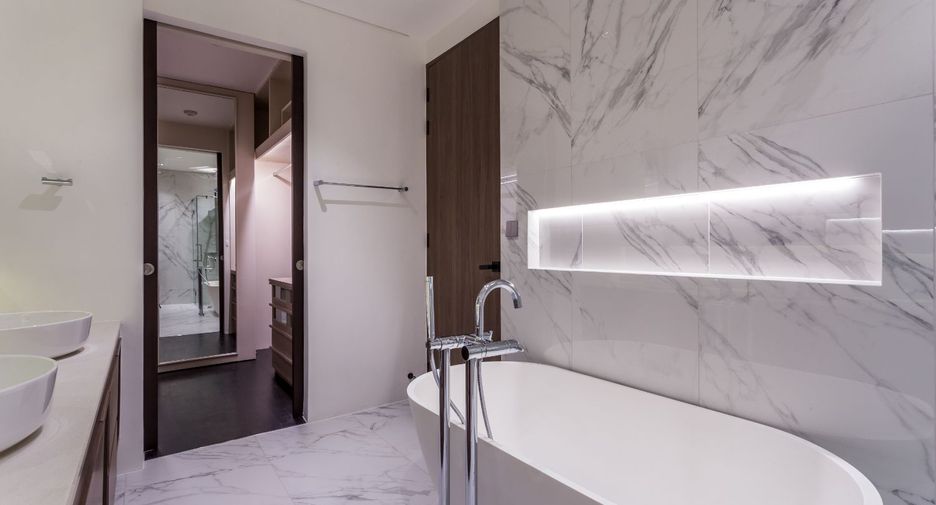 Condo en alquiler y en venta de 3 habitaciones en Khlong Toei, Bangkok