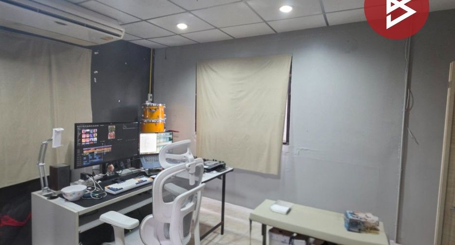 Local comercial en venta de 4 habitaciones en Yan Nawa, Bangkok
