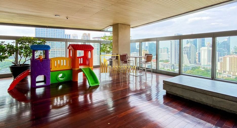 For rent 3 bedrooms condo in Pathum Wan, Bangkok