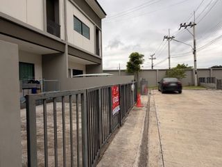 出售 4 卧室 联排别墅 在 Mueang Chachoengsao, Chachoengsao
