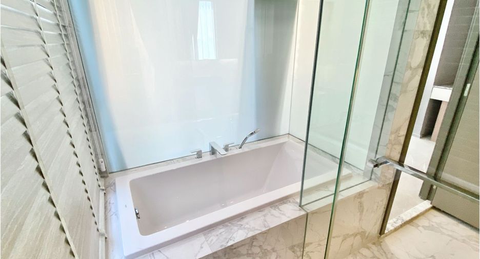 Condo en alquiler y en venta de 3 habitaciones en Khlong Toei, Bangkok