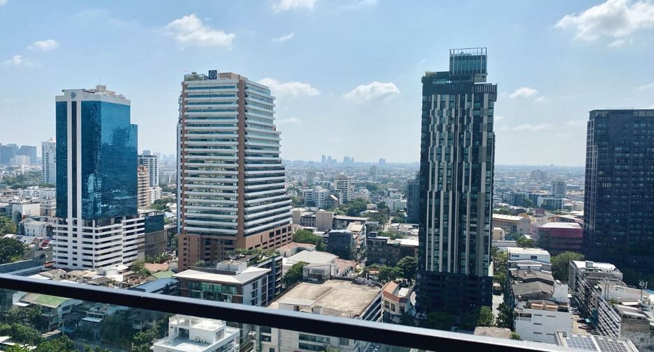 Condo en alquiler y en venta de 3 habitaciones en Khlong Toei, Bangkok