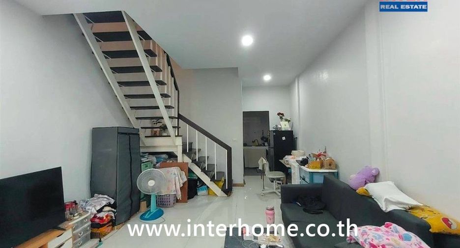 Casa adosada en venta de 2 habitaciones en Lat Phrao, Bangkok