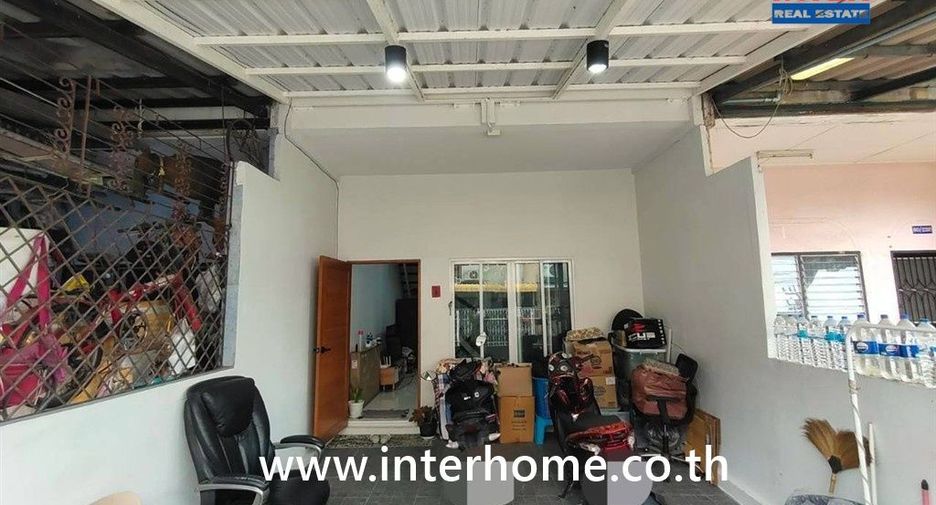 Casa adosada en venta de 2 habitaciones en Lat Phrao, Bangkok