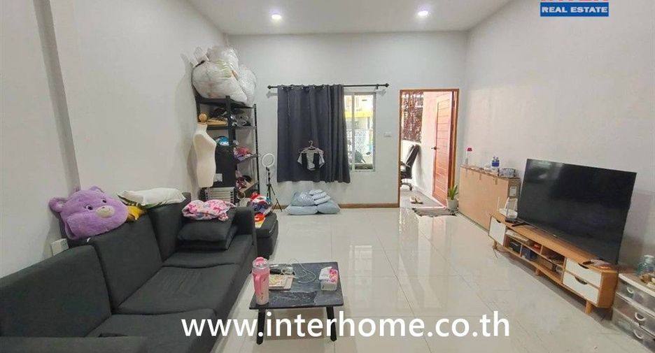 Casa adosada en venta de 2 habitaciones en Lat Phrao, Bangkok