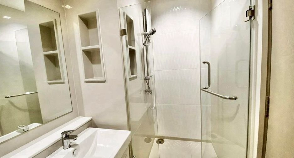 For rent 2 bedrooms condo in Huai Khwang, Bangkok