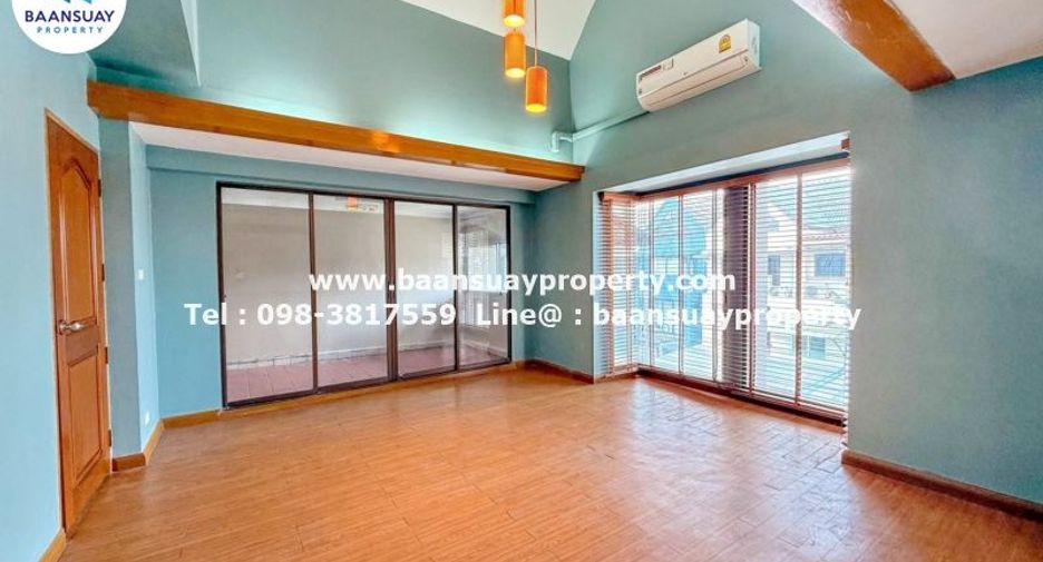 For rent 8 bedrooms townhouse in Wang Thonglang, Bangkok