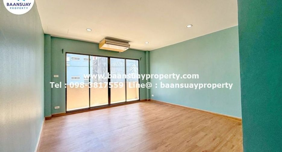 For rent 8 bedrooms townhouse in Wang Thonglang, Bangkok