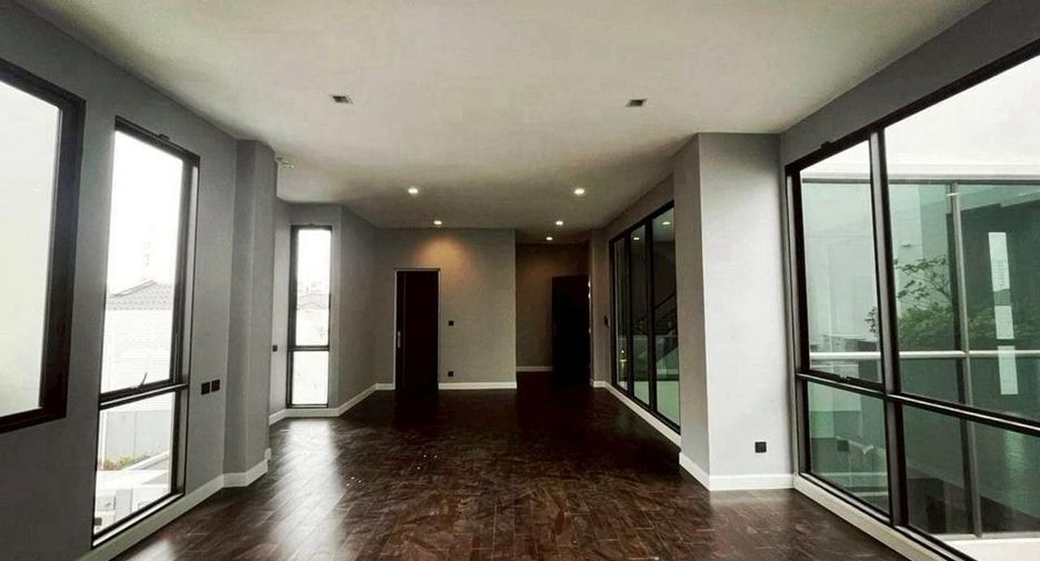 Haus zur Miete und zum Kauf mit 4 Zimmer in Suan Luang, Bangkok