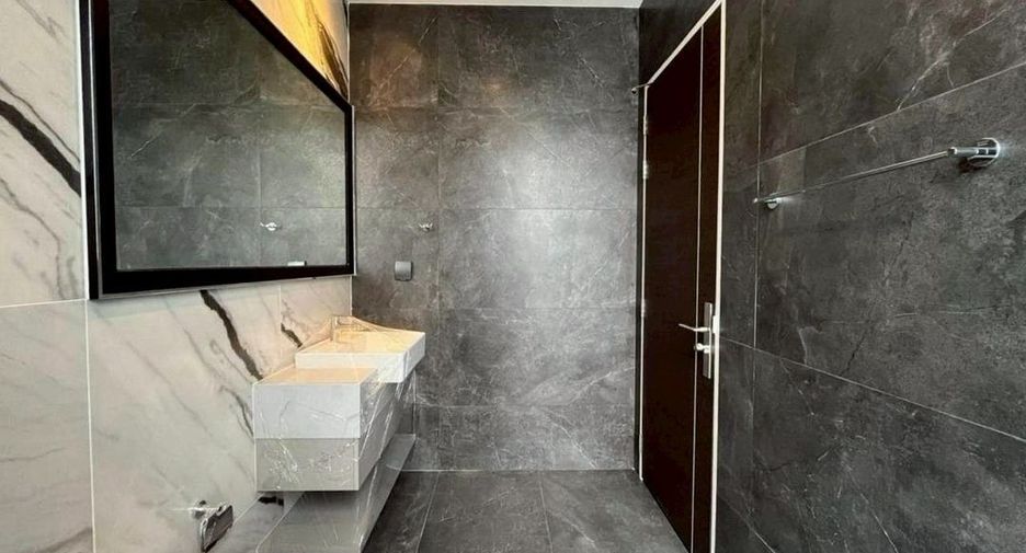 Haus zur Miete und zum Kauf mit 4 Zimmer in Suan Luang, Bangkok