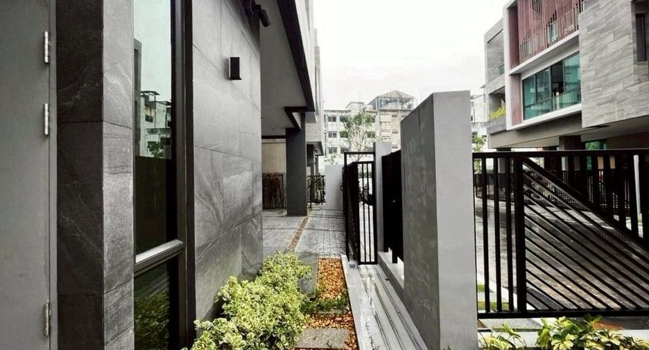Haus zur Miete und zum Kauf mit 4 Zimmer in Suan Luang, Bangkok