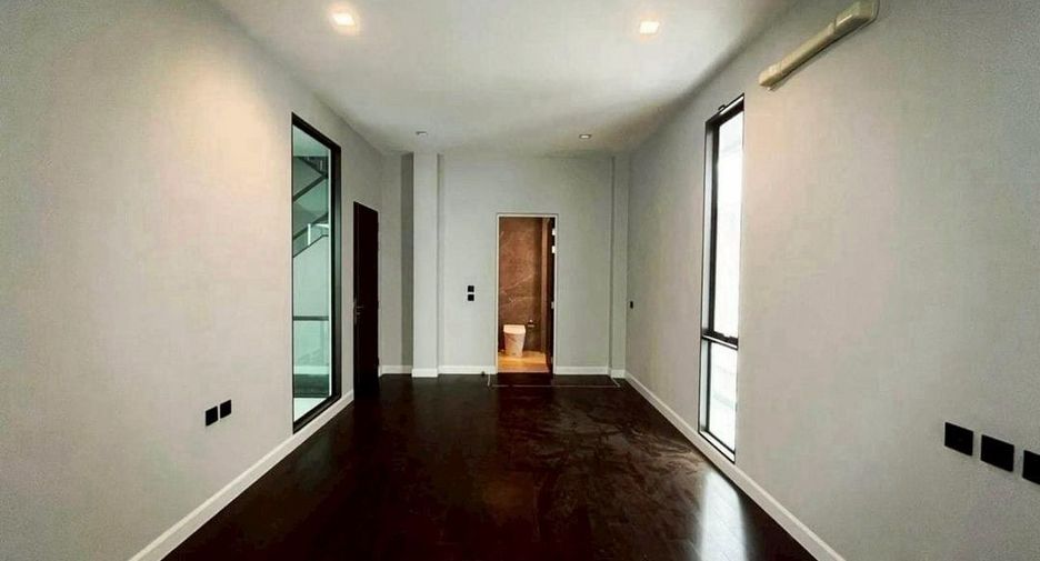 Haus zur Miete und zum Kauf mit 4 Zimmer in Suan Luang, Bangkok