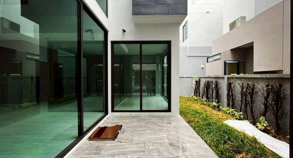 Haus zur Miete und zum Kauf mit 4 Zimmer in Suan Luang, Bangkok