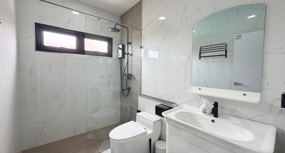 À louer 3 chambres villa à Bang Lamung, Chonburi