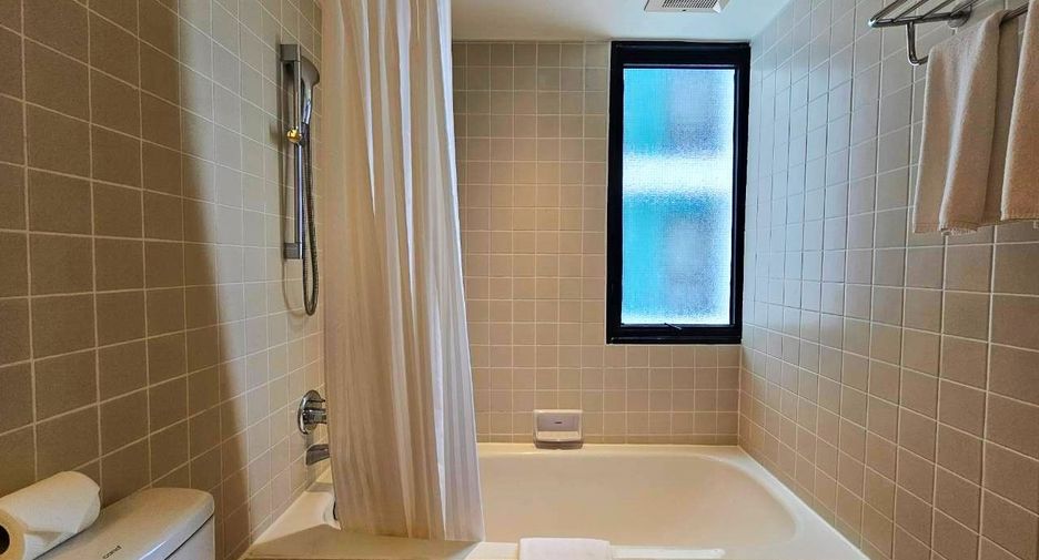 À louer 3 chambres appartement avec services à Sathon, Bangkok