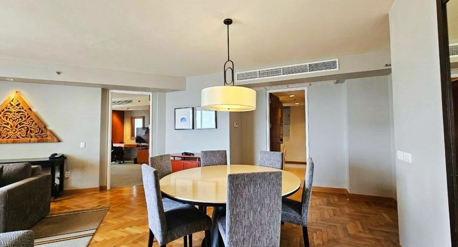 À louer 3 chambres appartement avec services à Sathon, Bangkok