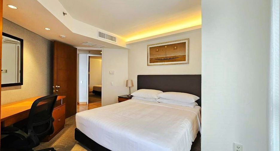 À louer 3 chambres appartement avec services à Sathon, Bangkok